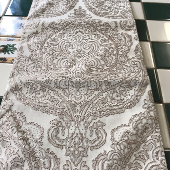 Jacquard Print Table Runner - Picture 9 of 10